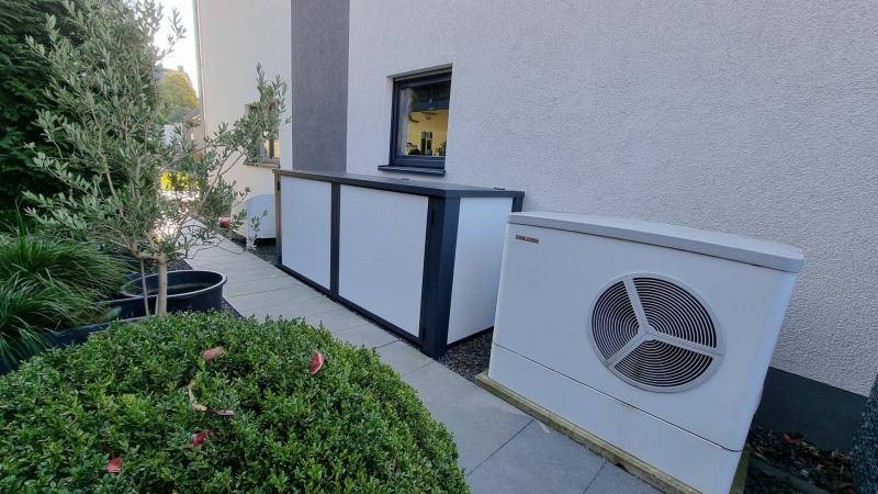 MülltonnenBox Modulare Wandsysteme neben einer Wärmepumpe